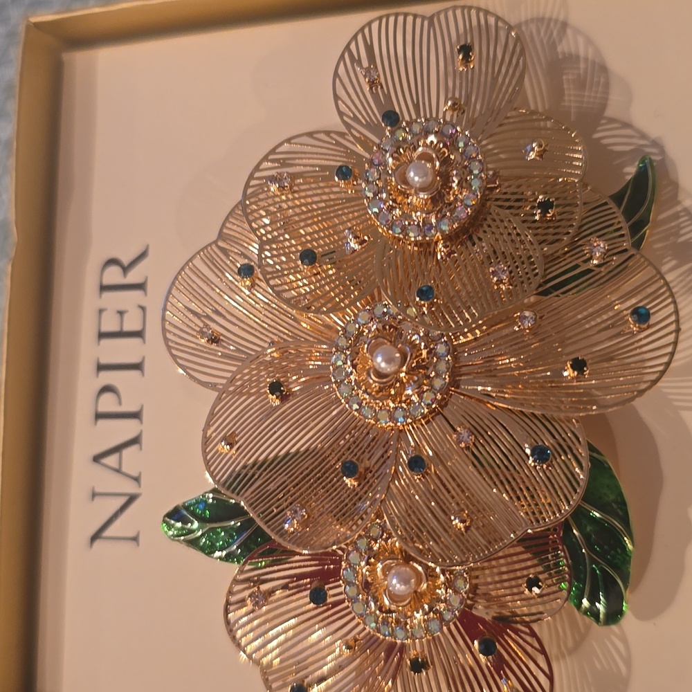 NAPIER BRAND BEAUTIFUL GOLDTONE & GREEN FLORAL FASHION JEWELRY PIN